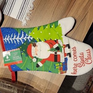 BRAND NEW Here comes Santa Claus oven mit